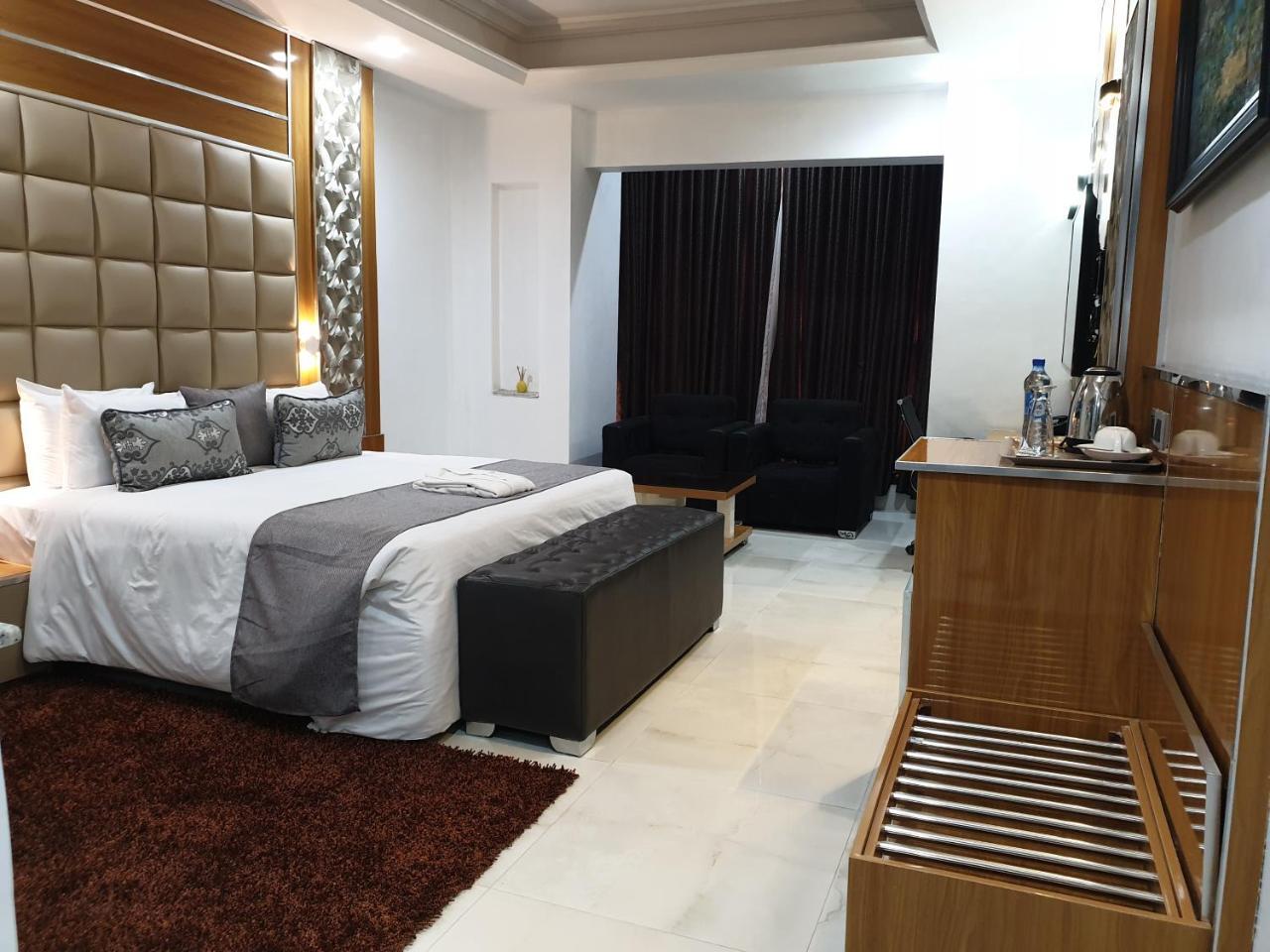 Caesar'S Luxury Hotel Леккі Екстер'єр фото