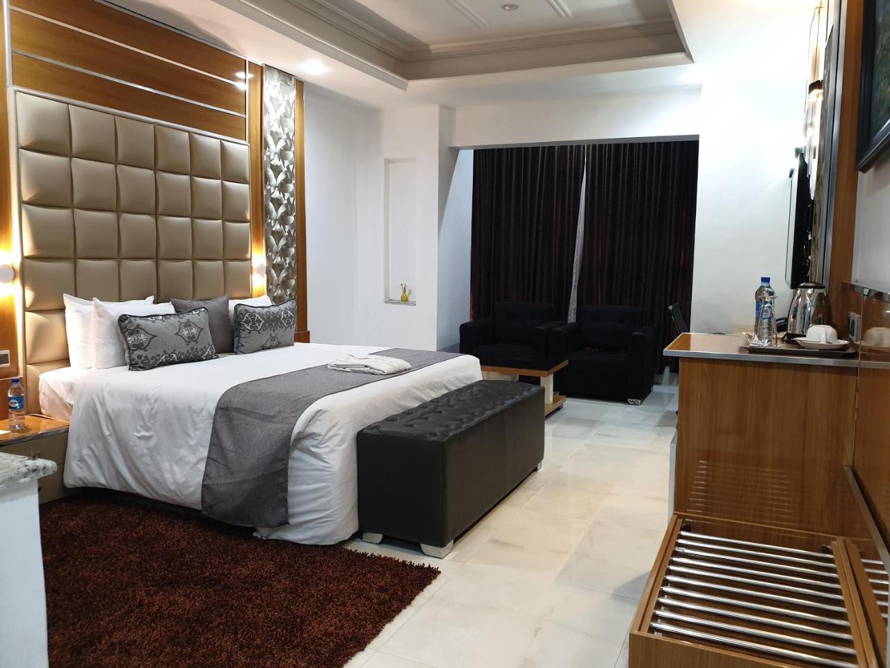 Caesar'S Luxury Hotel Леккі Екстер'єр фото